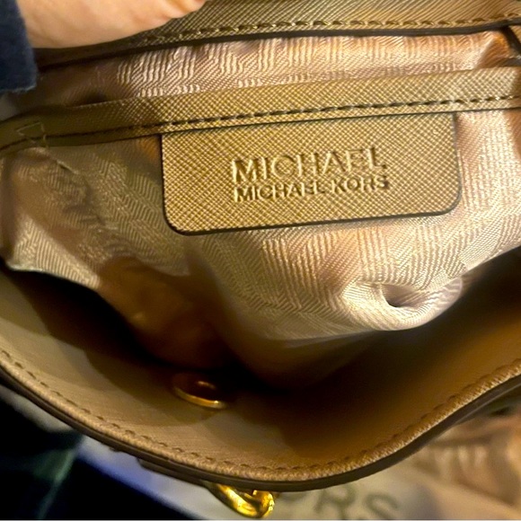 Michael Kors Handbag never used measurements 14x13” new with dust bag - Picture 3 of 6